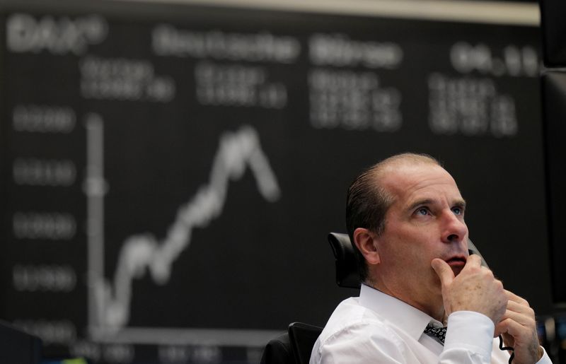 © Reuters. A stock trader looks at his monitors at the stock exchange in Frankfurt, Germany, November 4, 2020, REUTERS/Kai Pfaffenbach