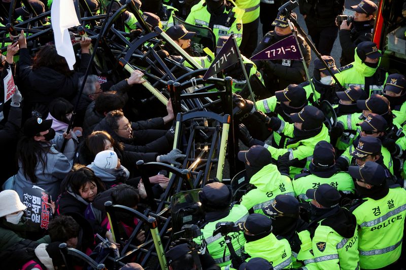 © Reuters. Anti-Yoon protesters clash with police officers as they march towards impeached South Korean President Yoon Suk Yeol's official residence, after investigators were unable to execute an arrest warrant on Friday for Yoon according to the Corruption Investigation Office for High-ranking Officials, in Seoul, South Korea, January 3, 2025. REUTERS/Kim Hong-Ji