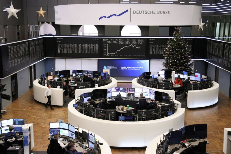 © Reuters. The German stock exchange is decorated for the Christmas season as the German share price index DAX graph is pictured in Frankfurt, Germany, December 2, 2024.    REUTERS/Staff