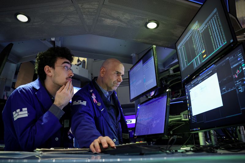 &copy; Reuters. FILE PHOTO: Specialist traders work inside a post on the floor at the New York Stock Exchange (NYSE) in New York City, U.S., December 2, 2024. REUTERS/Brendan McDermid/File Photo