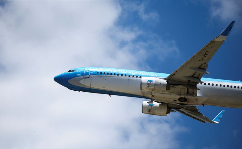 © Reuters. An Aerolineas Argentinas Boeing 737-8SH takes off at Aeroparque Jorge Newbery Airport in Buenos Aires, Argentina on December 26, 2024. REUTERS/Agustín Markarian