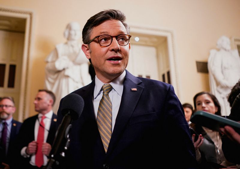 © Reuters. File photo: U.S. House Speaker Mike Johnson (R-LA) speaks to the media after passing spending legislation to avert a government shutdown on Capitol Hill in Washington, U.S., December 20, 2024. REUTERS/Nathan Howard/File Photo