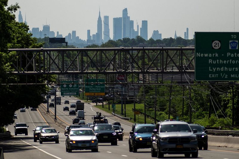 © Reuters. FILE PHOTO: Cars drive along a highway during the Memorial Day weekend while the New York Skyline and the Empire State Building are seen in the background in Clifton, New Jersey, U.S. May 24, 2024.  REUTERS/Eduardo Munoz/File Photo