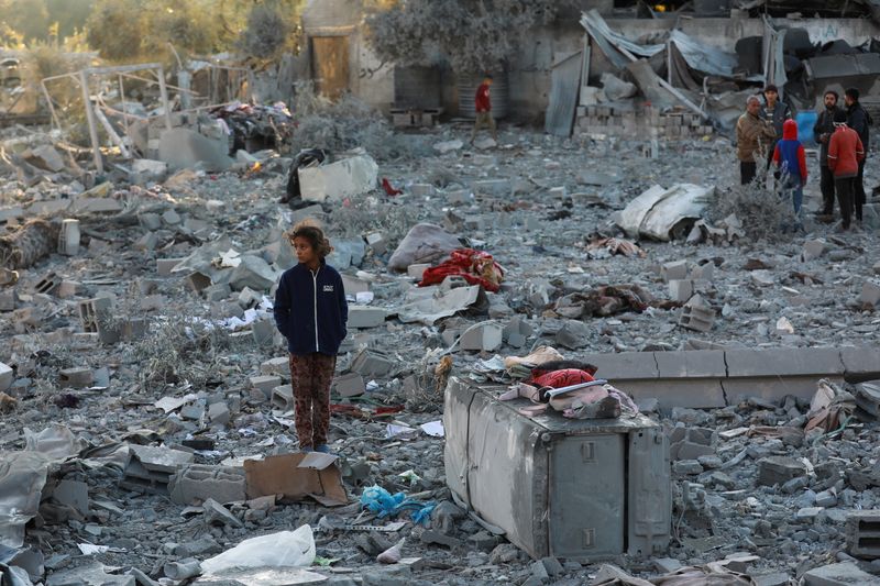 &copy; Reuters. A Palestinian girl stands near the site of an Israeli strike on a house, amid the Israel-Hamas conflict, in Al Maghazi refugee camp in the central Gaza Strip January 3, 2025. REUTERS/Abd Elhkeem Khaled