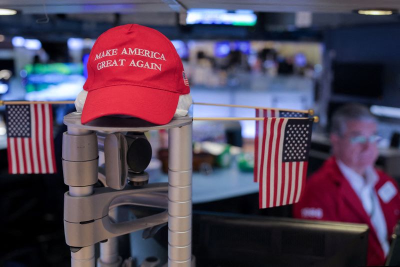 &copy; Reuters. Un cappello “Make America Great Again”, a sostegno del candidato repubblicano alla presidenza degli Stati Uniti ed ex presidente degli Stati Uniti Donald Trump, è in mostra alla Borsa di New York dopo l'annuncio dei tassi della Federal Reserve, a New