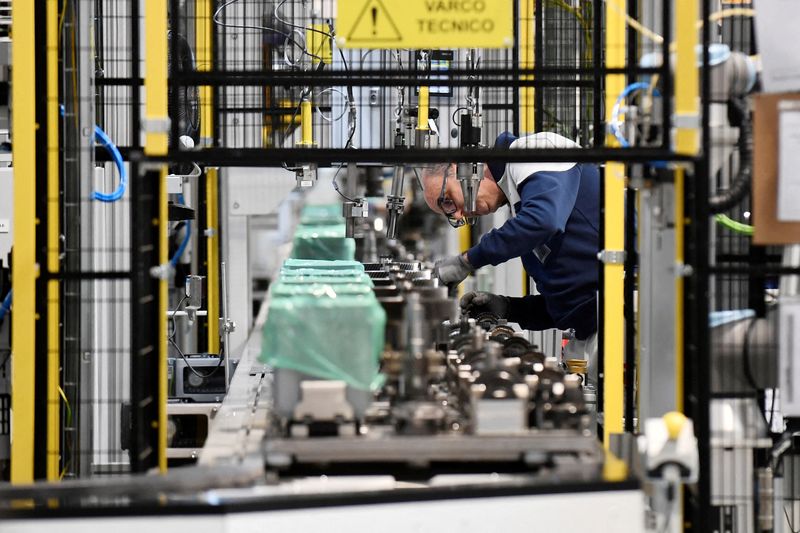 © Reuters. FILE PHOTO: A Stellantis worker stands at work during production at the group's new electrified dual-clutch transmission (eDCT) assembly facility in the Mirafiori complex in Turin,Italy, April 10, 2024. REUTERS/Massimo Pinca/File Photo