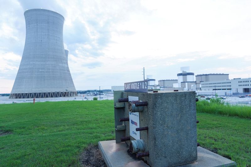 © Reuters. FILE PHOTO: A block shows the thickness of the reactors at the nuclear-powered Vogtle Electric Generating Plant in Waynesboro, Georgia, U.S. August 13, 2024.  REUTERS/Megan Varner/File Photo