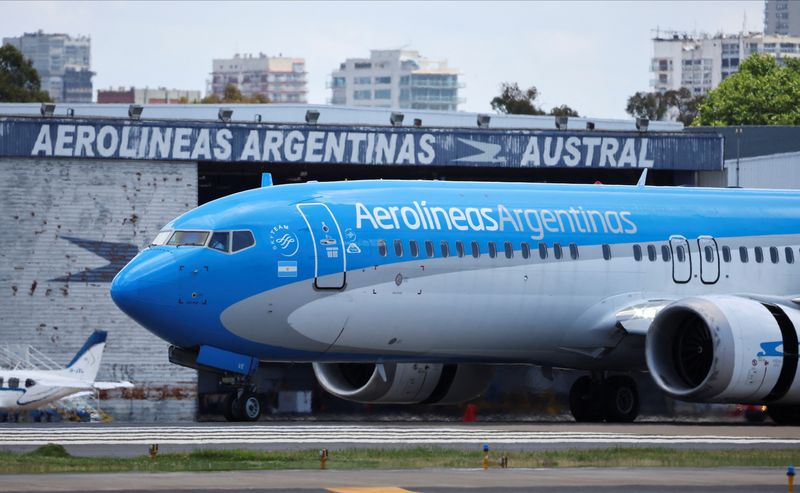 &copy; Reuters. Boeing 737 MAX da Aerolíneas Argentinas no aeroporto Aeroparque Jorge Newbery, em Buenos Airesn26/12/2024nREUTERS/Agustin Marcarian