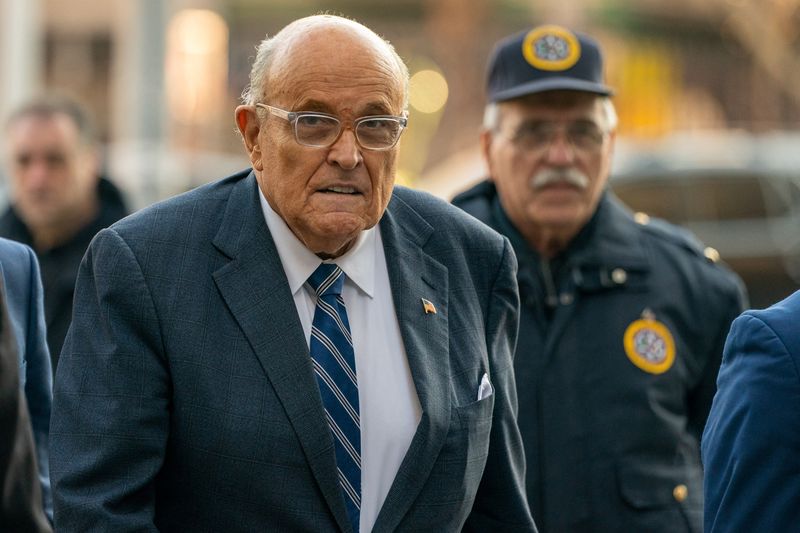 © Reuters. Former New York City Mayor and former lawyer for U.S. President-elect Donald Trump, Rudy Giuliani walks outside United States District Court in Manhattan, where a judge will consider a request by two Georgia election workers to whom he owes $148 million for defamation to hold him in civil contempt for failing to turn over his assets, in New York City, U.S., January 3, 2025.  REUTERS/David Dee Delgado