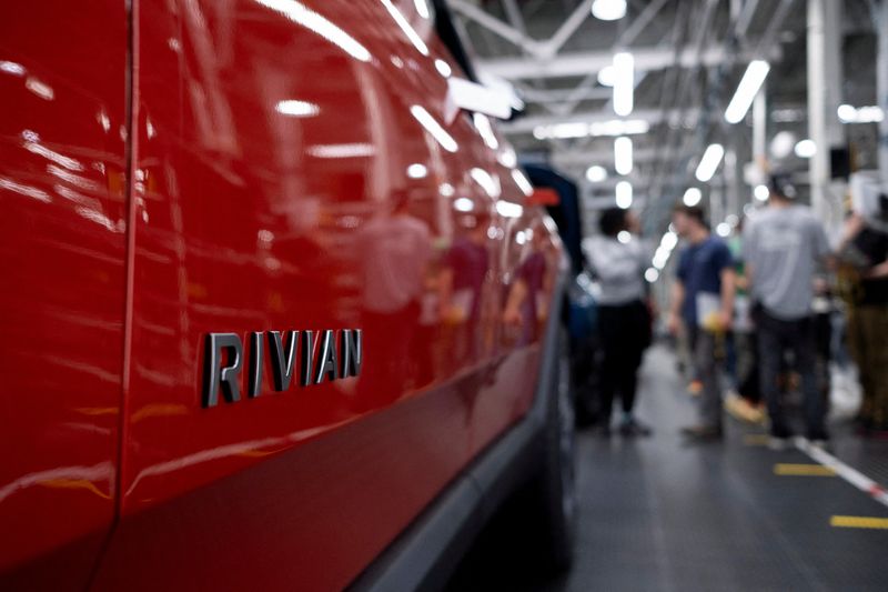 &copy; Reuters. Logo da Rivian em veículo da montadora em fábrica em Illinois, EUAn21/6/2024 REUTERS/Joel Angel Juarez/Arquivo