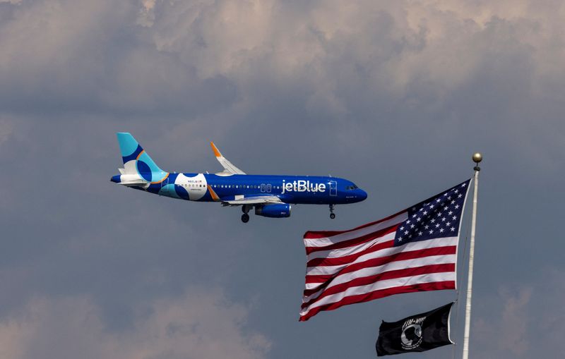 © Reuters. FILE PHOTO: A JetBlue Airlines commercial aircraft flies over Washington as it approaches to land at Dulles International Airport, as seen from Washington, U.S., August 5, 2024. REUTERS/ Umit Bektas/File Photo