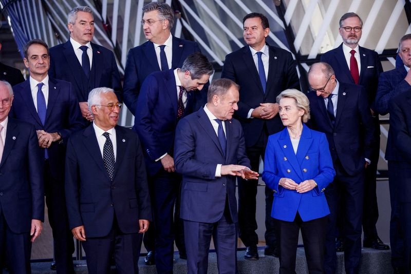 © Reuters. FILE PHOTO: European Commission President Ursula von der Leyen and Polish Prime Minister Donald Tusk speak as they gather to pose for a family photo on the day of a European Union leaders summit in Brussels, Belgium, December 19, 2024. REUTERS/Johanna Geron/File Photo