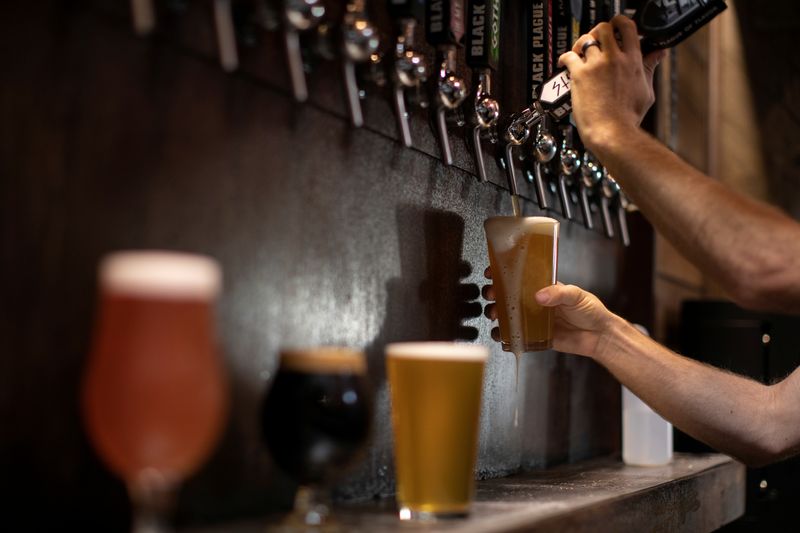 &copy; Reuters. Un barista spilla una birra in un locale a Oceanside, California, Usa. REUTERS/Mike Blake