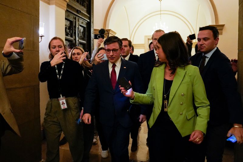 © Reuters. US Rep. Mike Johnson (R-Los Angeles) speaks to reporters outside his office at the US Capitol in Washington, US, January 3, 2025. REUTERS/Elizabeth Frantz