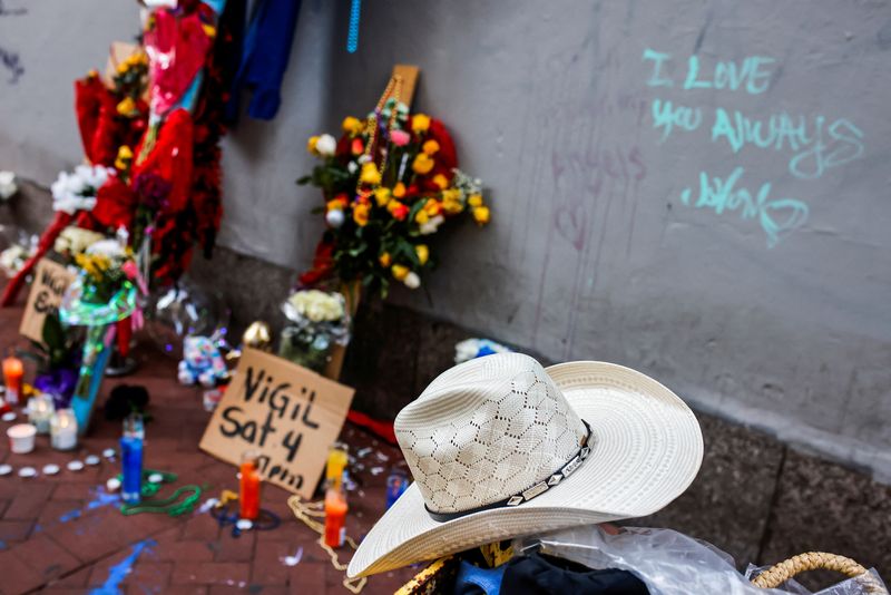 © Reuters. A hat is seen on a makeshift memorial for the victims at Bourbon's street two days after a U.S. Army veteran drove his truck into the crowded French Quarter on New Year's Day in New Orleans, Louisiana, U.S. January 3, 2025.  REUTERS/Eduardo Munoz