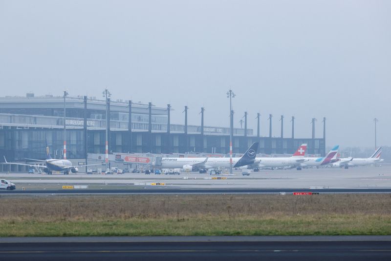 &copy; Reuters. Aeronaves estacionadas no Aeroporto Berlim Brandenburgo n25/01/2023nREUTERS/Michele Tantussi