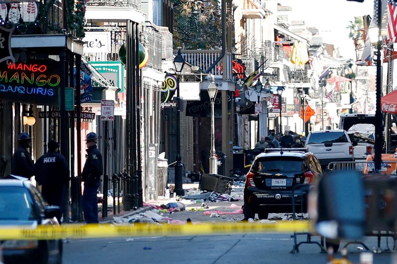 &copy; Reuters. Restos de escombros são vistos na Bourbon Street depois que uma caminhonete foi lançada contra uma multidão em Nova Orleansn01/01/2025nGeoff Burke/USA TODAY NETWORK via REUTERS