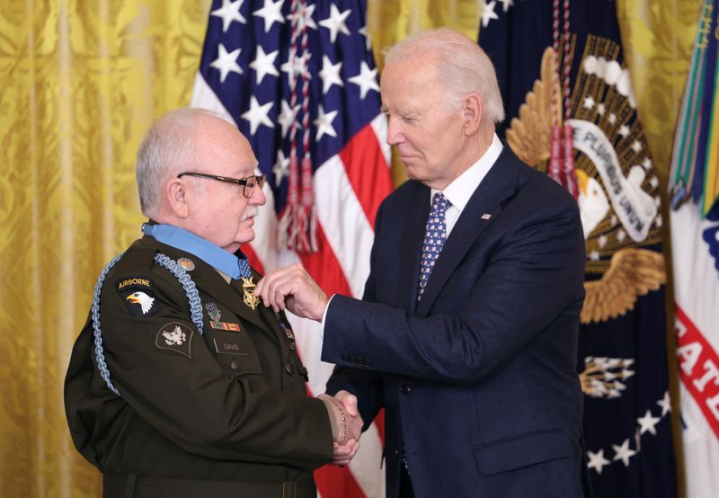 © Reuters. U.S. President Joe Biden awards the Medal of Honor to then-Pfc. Kenneth J. David for actions in the Vietnam War, during a ceremony at the White House in Washington, U.S., January 3, 2025. REUTERS/Kevin Lamarque