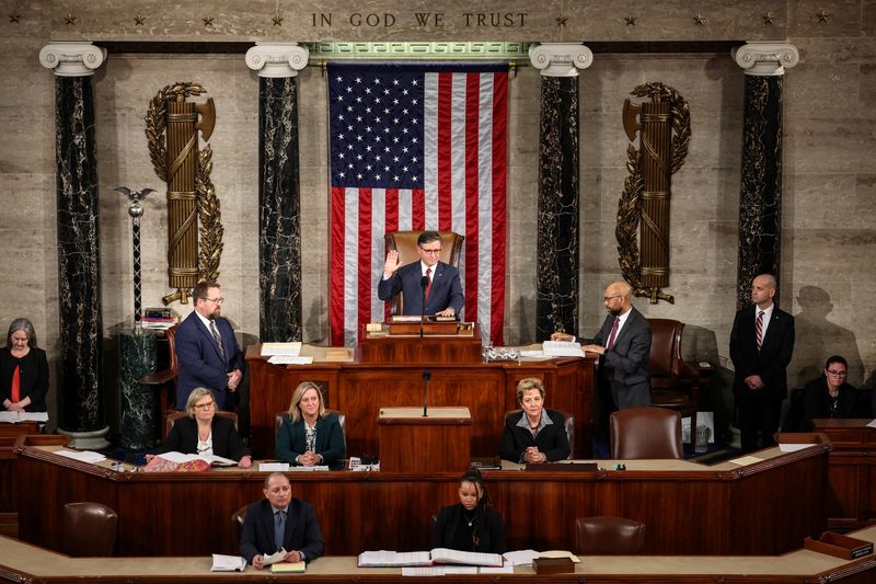 © Reuters. U.S. Representative Mike Johnson is sworn-in as Speaker of the House after being re-elected, on the first day of the 119th Congress at the U.S. Capitol in Washington, U.S., January 3, 2025. REUTERS/Marko Djurica