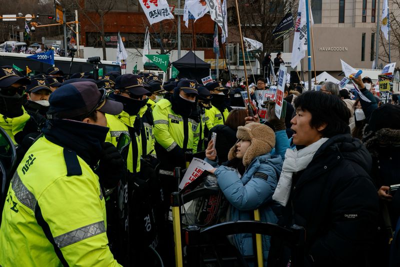 © Reuters. Police try to prevent people from leaving the protest site during a demonstration against impeached South Korean President Yoon Suk Yeol, near his official residence in Seoul, South Korea January 4, 2025. REUTERS/ Tyrone Siu