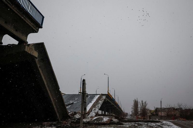 © Reuters. A view shows a destroyed bridge in the town of Pokrovsk, amid Russia's attack on Ukraine, near a front line in Donetsk region, Ukraine December 19, 2024. REUTERS/Alina Smutko/File Photo