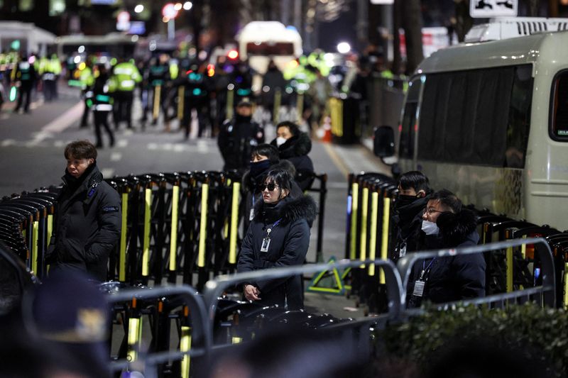 © Reuters. FILE PHOTO: Police officers stand guard in front of the impeached South Korean President Yoon Suk Yeol's official residence, as Yoon faces potential arrest after a court on Tuesday approved a warrant for his arrest, in Seoul, South Korea, January 3, 2025. REUTERS/Kim Hong-Ji/File Photo