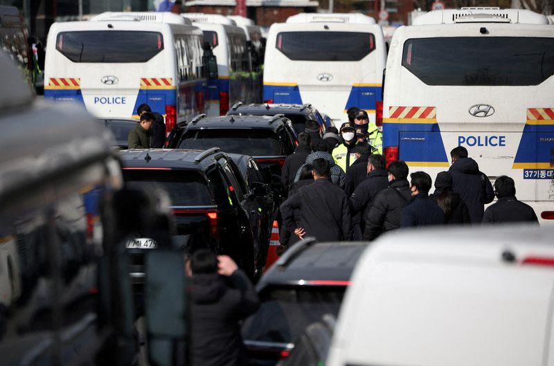 &copy; Reuters. FILE PHOTO: Police officers and investigators leave impeached South Korean President Yoon Suk Yeol's official residence, as investigators were unable to execute an arrest warrant on Friday for Yoon according to the Corruption Investigation Office for High