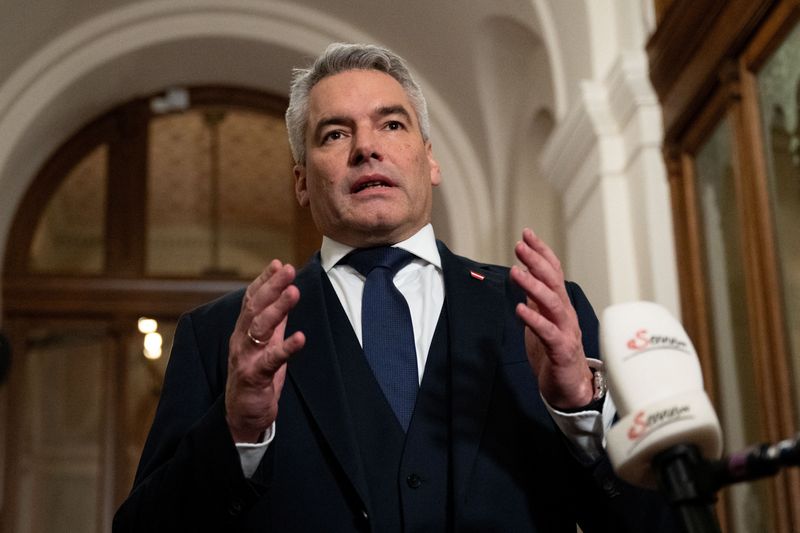 © Reuters. FILE PHOTO: Austrian Chancellor and People's Party (OeVP) leader Karl Nehammer speaks to reporters after coalition talks in Vienna, Austria, December 20, 2024. REUTERS/Elisabeth Mandl/File Photo