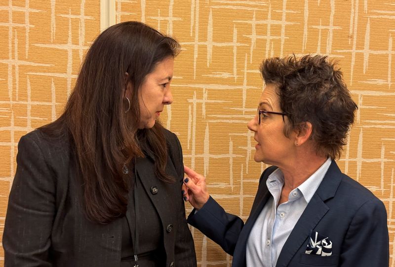 © Reuters. Federal Reserve Bank of San Francisco President Mary Daly and Federal Reserve Board Governor Adriana Kugler speak as they attend the American Economics Association's annual conference, in San Francisco, California, U.S.  January 4, 2025. REUTERS/Ann Saphir