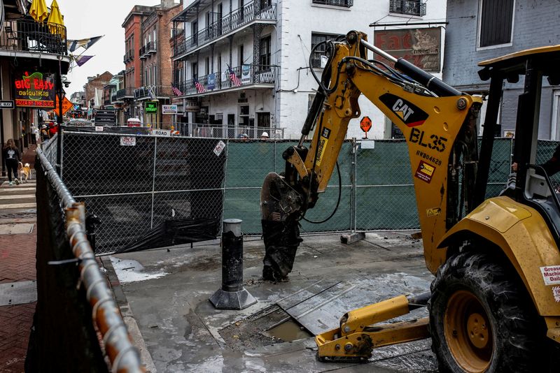 © Reuters. Bourbon Street was closed to traffic as workers began removing old models of traffic barriers, which the city has already begun replacing, three days after a US Army veteran drove his truck through the crowded French Quarter on New Year's Day in New Orleans. ,Louisiana. United States January 4, 2025. Reuters/Eduardo Munoz