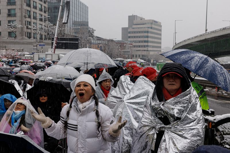 © Reuters. Pro-Yoon protesters attend a rally in support of impeached South Korean President Yoon Suk Yeol near his official residence on a snowy day, in Seoul, South Korea, January 5, 2025. REUTERS/Tyrone Siu