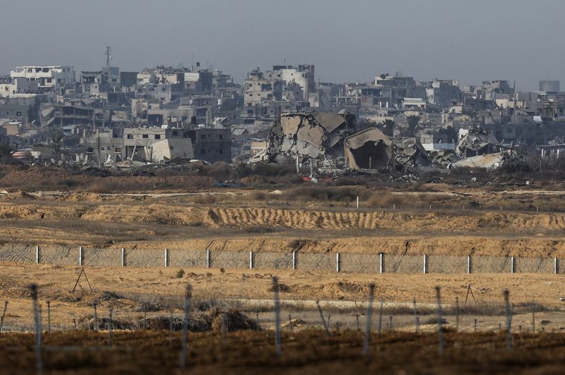 © Reuters. Buildings lie in ruin in Khan Younis in the Gaza Strip, amid the ongoing conflict between Israel and Hamas, as seen from southern Israel, January 5, 2025. REUTERS/Kai Pfaffenbach