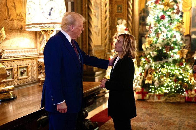 © Reuters. Donald Trump, Giorgia Meloni, Mar-a-Lago, Palm Beach, Florida, January 4, 2025. Italian Government/Handout via REUTERS