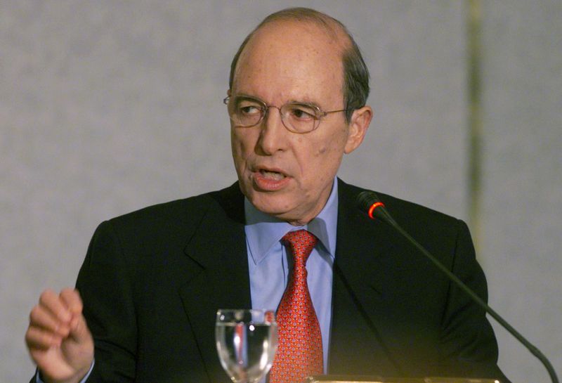 © Reuters. File Photo: Greek Prime Minister Costas Simitis speaks to reporters in Athens during a news conference December 14, 1999. File Photo