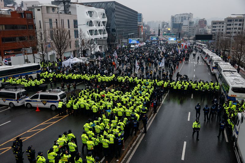 © Reuters. Protesters gather, in Seoul, January 5, 2025. REUTERS/Tyrone Siu