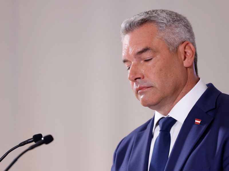 © Reuters. File photo: Chairman of the People's Party (OEVP) and Chancellor Karl Nehammer address the media while presenting their election platform in Vienna, Austria, September 5, 2024. REUTERS/Leonard Voyager/File photo