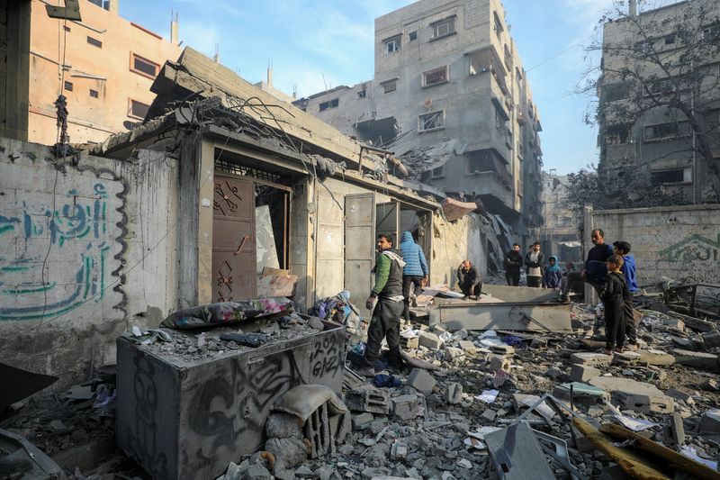 © Reuters. Palestinians gather at the site of an Israeli raid on a house, amid the ongoing conflict between Israel and Hamas, in Gaza City, January 5, 2025. REUTERS/Daoud Abu Al-Kass    