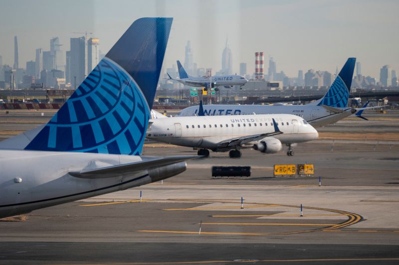 © Reuters. FILE PHOTO: United Airlines planes land and prepare for takeoff at Newark Liberty International Airport during Thanksgiving week in Newark, New Jersey, US on November 27, 2024. REUTERS/Vincent Alban/File Photo