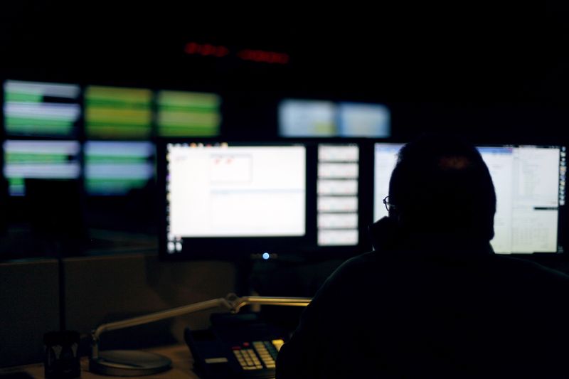 © Reuters. A cybersecurity expert monitors communications traffic at a Verizon network operations center in Ashburn, Virginia July 15, 2014. REUTERS/Jonathan Ernst/File Photo