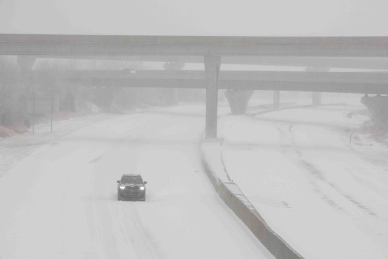 © Reuters. Winter storm. Interstate 70, Topeka, Kansas, January 5, 2025. Evert Nelson/The Capital-Journal/USA Today Network via REUTERS