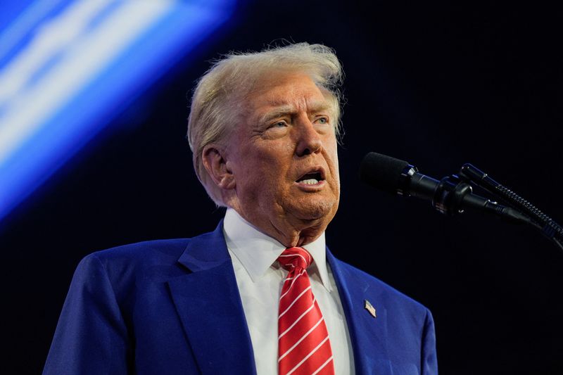 &copy; Reuters. FILE PHOTO: U.S. President-elect Donald Trump speaks at Turning Point USA's AmericaFest in Phoenix, Arizona, U.S., December 22, 2024.  REUTERS/Cheney Orr/File Photo