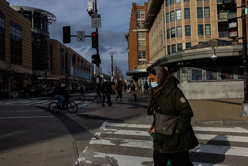 &copy; Reuters. A woman crosses the street in the Columbia Heights neighborhood on a cold day in Washington, D.C., U.S. January 2, 2025. REUTERS/Anna Rose Layden/File Photo