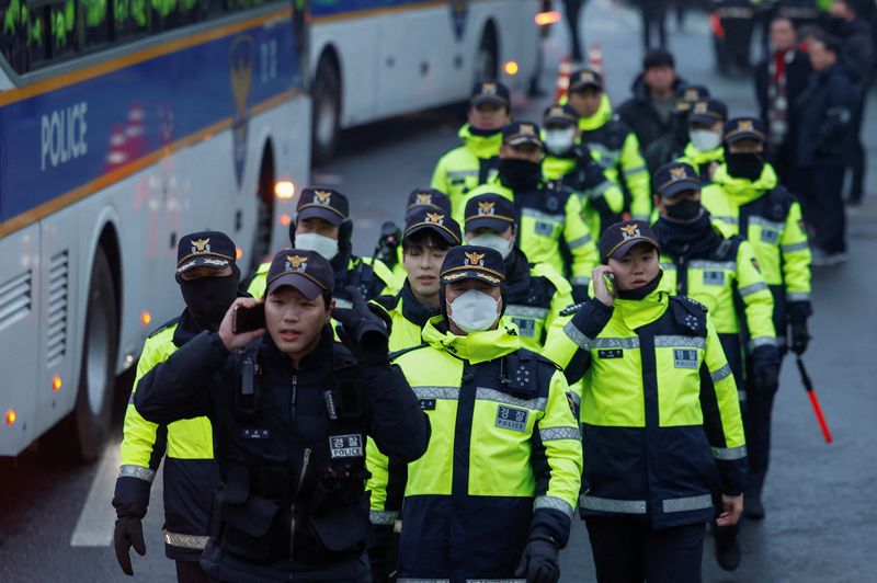 © Reuters. Police officers walk near the official residence of the impeached South Korean President Yoon Suk Yeol in Seoul, South Korea, January 6, 2025. REUTERS/Tyrone Siu      TPX IMAGES OF THE DAY