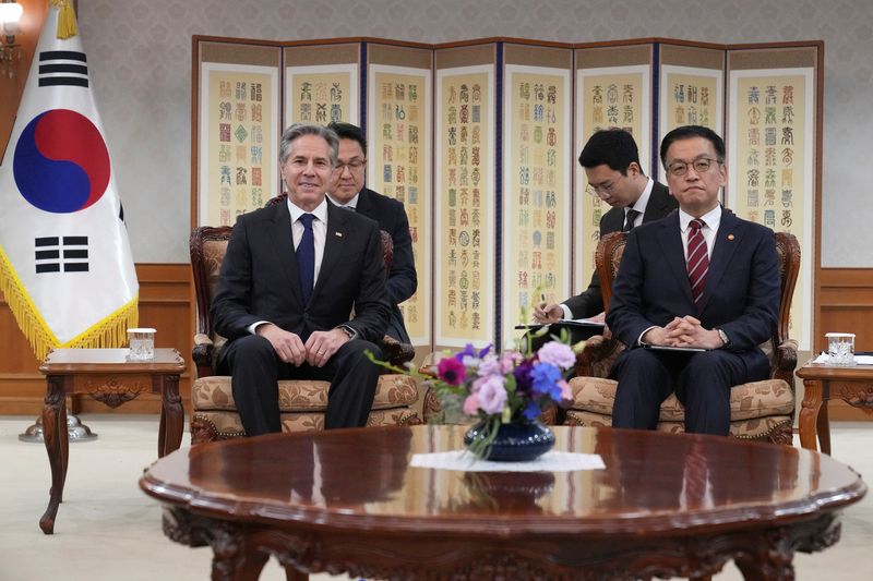 © Reuters. South Korea's Acting President Choi Sang-mok, right, and U.S. Secretary of State Antony Blinken, left, attend a meeting in Seoul, South Korea, Monday, Jan. 6, 2025.     Lee Jin-man/Pool via REUTERS