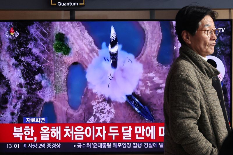 © Reuters. A man walks past a TV broadcasting a news report on North Korea firing a ballistic missile out to sea off its east coast, in Seoul, South Korea, January 6, 2025.    REUTERS/Kim Hong-Ji