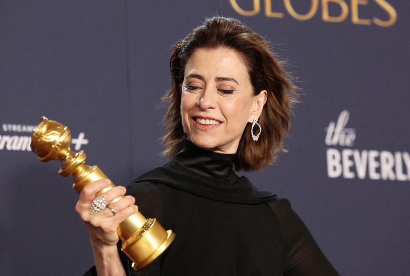 © Reuters. Fernanda Torres poses with the award for Best Performance by an Actress in a Motion Picture — Drama for 