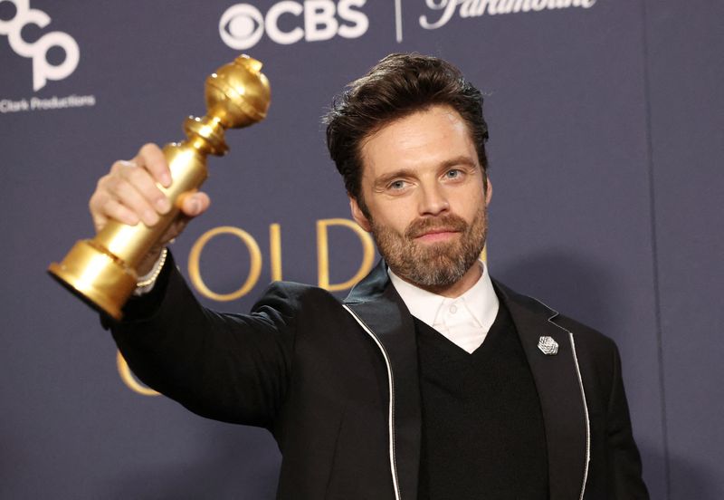 © Reuters. Sebastian Stan poses with the award for Best Performance by an Actor in a Motion Picture — Musical or Comedy for 