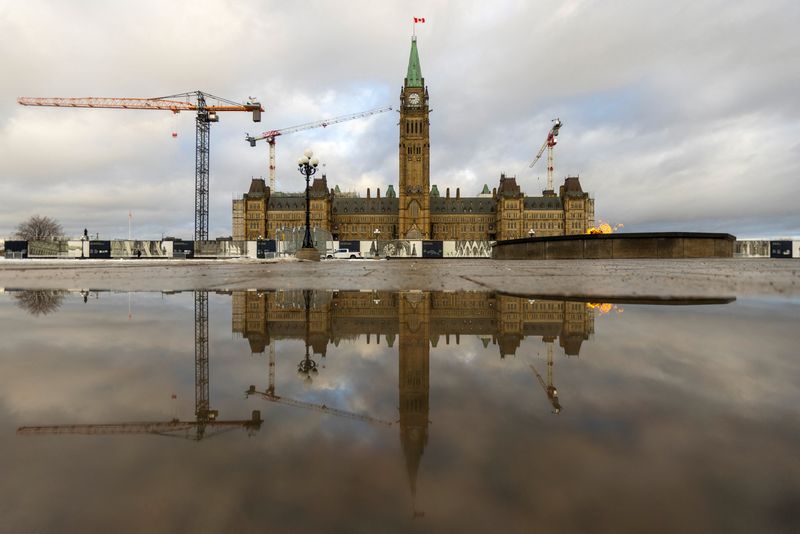 © Reuters. FILE PHOTO: Parliament Hill is seen reflected in a pond in Ottawa, Ontario, Canada on December 17, 2024. REUTERS/Carlos Osorio/File Photo