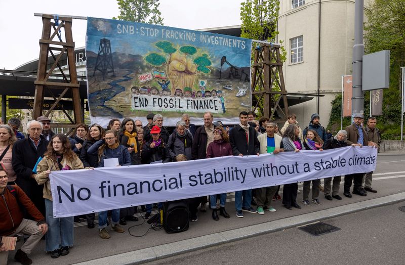 © Reuters. FILE PHOTO: Activists protest against fossil investments before the annual general meeting of the Swiss National Bank (SNB) in Bern, Switzerland, April 26, 2024. REUTERS/Denis Balibouse/File Photo