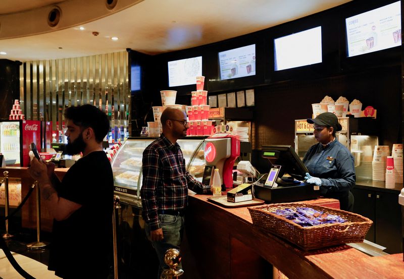 © Reuters. FILE PHOTO: People purchase snacks at an INOX multiplex cinema hall inside a shopping mall in Kolkata, India, February 22, 2024. REUTERS/Sahiba Chawdhary/ File Photo